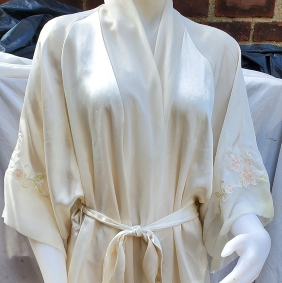 Etienne Vintage Ivory Satin Floral‎ Robe One size - Picture 2 of 12